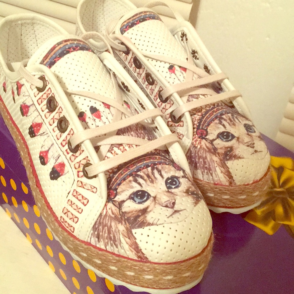 Tribal cat chic sneakers!